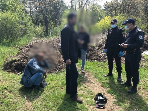Trei bărbați din Bălți au fost reținuți în timp ce consumau droguri